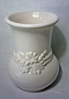 Hibátlan állapotú szépséges virág domború díszítésű fehér mázas jelzett Made in Sweden váza.