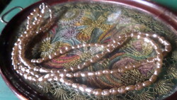 2 szálas ( 52-54 cm ) tenyésztett gyöngy hatású , pezsgőszínű , üvegalapú tekla nyaklánc .