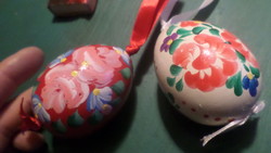 2 db felakasztható , festett , kerámia tojás / húsvéti dekoráció .