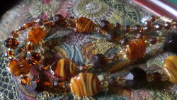 58 cm-es barna kristály és tejkaramella szerű kézműves üveg gyöngyökből álló nyaklánc .
