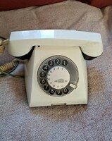 Retro design fehér tárcsás telefon.