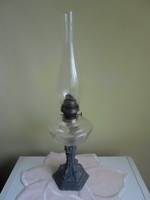 Régi spiáter talpú asztali petróleum lámpa