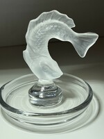 Kis gyűrűtartó üvegtálka Lalique stílusú savmart hal szoborral.