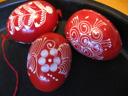 3 pcs retro red wooden eggs with hand pattern in one