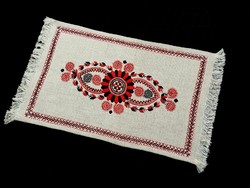 Linen tablecloth embroidered with a Buzsák pattern, 38 x 22 cm