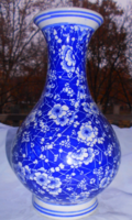 Chinese porcelain vase 22 cm