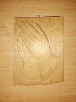 Faragott fa fali kép domború imádkozó kéz 13*17 cm (b)