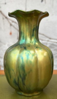 Zsolnay zöld Eozin Gerezdes váza 16 cm magas