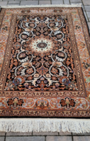 Tabriz Iráni kézi csomózású selyem konturós szőnyeg. Alkudható!
