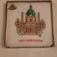 Hímzett textilzsebkendő  díszdobozban   1970-es évekből   Bécs Karlskirche