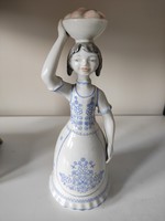 Hollóházi almaszedő lány kékfestő népviseletben, kézzel festett porcelán szobor gyűjtői darab