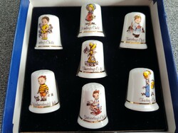 A hét napjai gyerekekkel - Angol Fenton jelzett porcelán gyűszűk 7 db