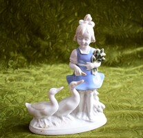 Kacsát etető kislány porcelán figura német 16 x 7,5 x 21 cm