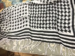 Large scarf, black and white