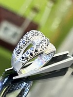 Káprázatos ezüst gyűrű, fekete és fehér cirkónia kövekkel ékesítve