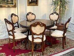 Antik stílusú étkező / tárgyaló asztal 6 db kárpitozott támlás székkel
