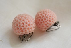 Régi klipsz , fülbevaló retro bizsu 2,2 cm rózsaszínű háromnegyed gömb
