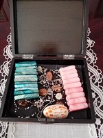 Antik japán vagy kínai  fa ékszer tartó nyári  kagyló bizsukkal: 2 db karkötő + 2 db nyaklánc