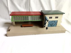 Antique old Kibri 0 model railway station baggage loading crane building us zone 1945-49 field table