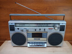 Retro portable toshiba stereo radio
