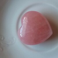Szív alakú rózsakvarc marokkő ásvány