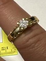Mutatós 18 kr arany gyűrű szép fehér  brilliansal diszitve eladó!Ara:118.000.-