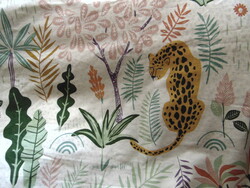 Bedding set with leopard and lush vegetation pattern