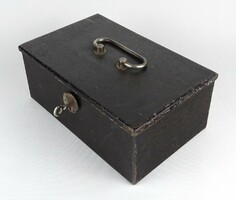 1M736 Antik fém kassza zárható páncél kulccsal