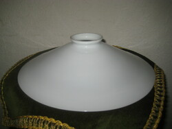 Antik lámpaernyő , nagyon finom tej üveg  ,  25,8  cm átmérőjű a furata 4,4 cm