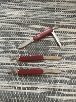 3 Swiss Army knives