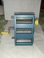Retro pasta cutter