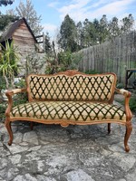 Gyönyörű barokk kézi faragásokkal díszített kanapé