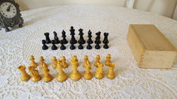 Szép kidolgozású sakk figurák dobozban