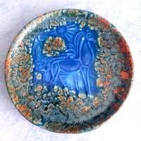 Olasz, zsugormázas kerámia tányér, bitossi kék szín felhasználásával készült lovas dísztányér