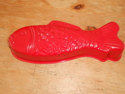 Fish-shaped baking dish