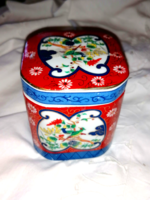 Retró, keleti mintával dúsan festett, paradicsommadaras porcelán fűszertartó doboz