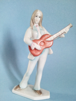 Aquincumi porcelán gitáros lány