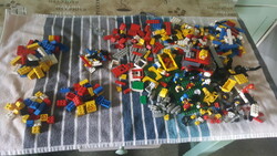 Lego figurák, alapok, elemek, járművek vegyesen