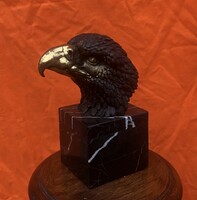 Large eagle head naturalistic bronze statue on a marble plinth, 22 cm high.