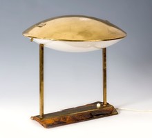 Bauhaus stílusú asztali lámpa félkör alakú burával