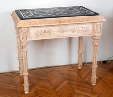 Faragott fa asztal, márványlappal a tetején, pietra dura technikával díszítve