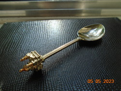 With a miniature silver-gilt replica of St. Paul's Cathedral in London, English souvenir w.A.P.W. Small spoon