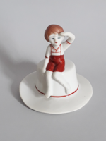 Retro porcelán kalapon ülő cuki kislány figura