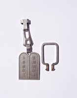 Mózes kőtáblája ezüstből, pénzverdében készült kulcstartó