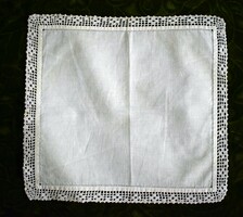 Horgolt csipkés régi díszzsebkendő tálcakendő 24,5 x 26 cm geometrikus minta