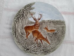 Gebrüder schütz (1854 -1900) decorative majolica wall plate with deer, hunter, diameter 34.5 cm