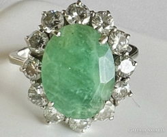 63T.1Ft-ról  Smaragd(kb. 3 Ct) Briliáns(kb.0,8 Ct) Fehérarany(4,5 g) gyűrű. Hófehér, Modern kövekkel