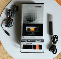 Hitachi trq-340 portable Japanese cassette recorder 1973
