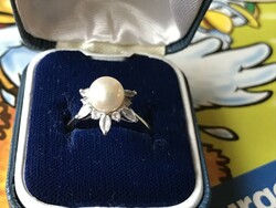 White gold ring with pearls