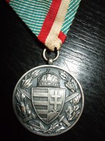 Hungarian war memorial medal on original ribbon
